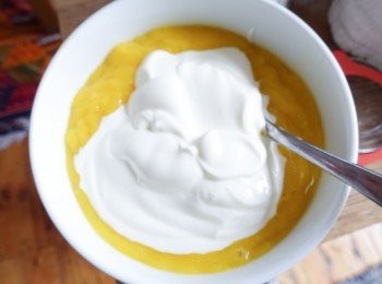 step3: 將芒果泥和乳酪拌勻，再加入牛奶拌勻