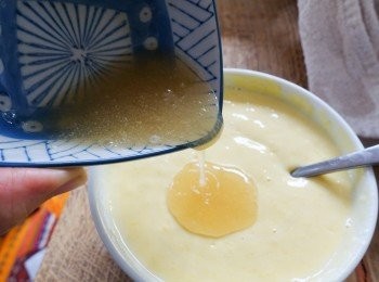 step5: 將溶化的魚膠粉倒入芒果混合液內