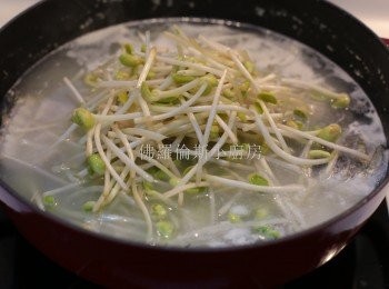 step5: 加入大豆芽煮約十分鐘