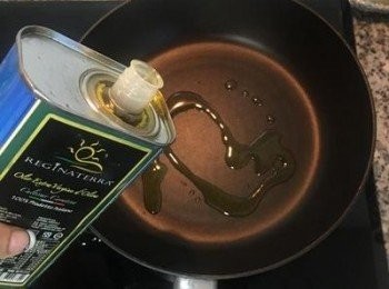 step6: 平底不沾鍋，倒入橄欖油；