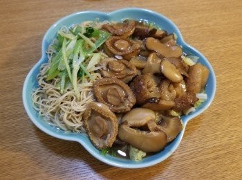 step5: 冬菇+海參好入味，海參軟硬口感啱啱好，蔬菜+麵充滿住濃郁鮑魚汁，薑蔥撈埋d麵一齊食好好味