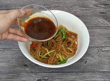 step11: 將麻辣<span class="group_2">滷水汁</span>倒進撈勻便可食用