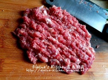 step1: 半肥瘦梅頭肉切絲再切粒後剁成肉餅狀