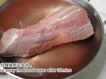step1: 用水把牛肉浸大約30分鐘，30分鐘後倒去血水，