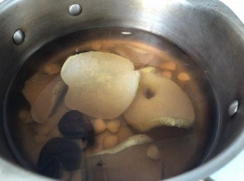 step2: 加水入煲，水滾後加入所有材料大火煲10分鐘，之後轉細火煲30分鐘，熄火焗多15-20分鐘即可