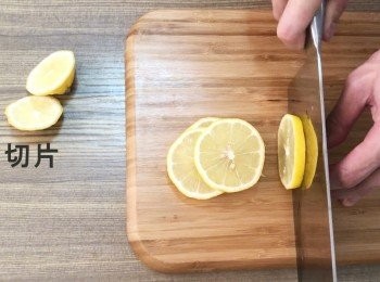 step3: 切檸檬、薑、蒜頭備用。