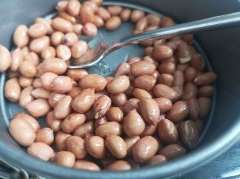 step3: 用油撈一撈花生，每粒花生表面需帶有油份。