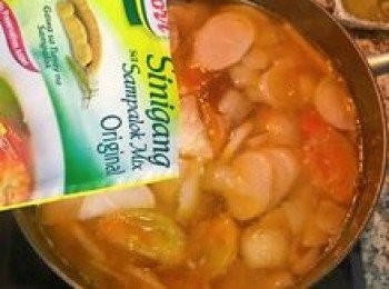 step9: 排骨煮軟後，倒入酸子調味粉混勻；