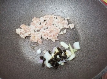 step4: 首先大火落少少油再加肉碎炒至少少金黃，
另一邊落薑+蒜+乾蔥+豆豉爆一爆