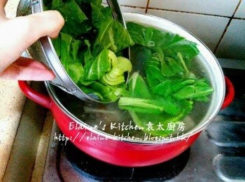 step6: 先用中火煮滾 , 盛起面上泡泡去掉 , 加入大芥菜拌勻用中火煲30分鐘