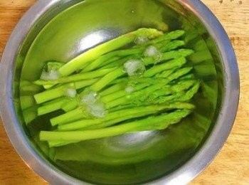 step4: 蘆筍煮好後撈出放入冰開水中冰鎮；