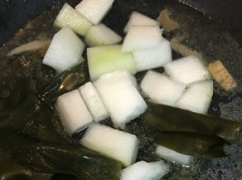 step2: 一点点油，下姜片，螺干炒两下，倒入清水，放入海带冬瓜，中火煮10分钟