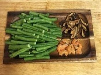step2: 豇豆洗凈切段；香菇切條；蝦米略切；