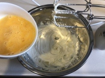 step3: 加糖於忌廉芝士用打蛋機攪拌至無糖粒，再分2-3次加入發好的蛋液攪拌好