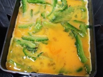 step6: 再將蛋汁倒進煎pan裡