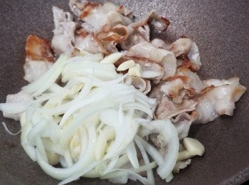 step4: 再落洋蔥+蒜片落鑊炒至金黃色