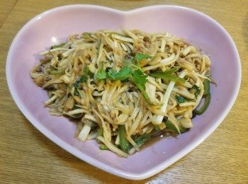 step8: 呢味餸真係好惹味，豆豉+蒜薑乾蔥已經好香，
茭白絲青椒絲吸收晒煎香碎肉同中式醬汁，
真係可以食好多碗飯