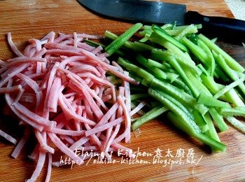 step1: 火腿切絲 , 青瓜去皮切絲