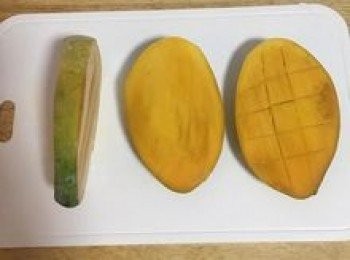 step5: 芒果延籽的兩側切下兩塊芒果肉，並在芒果上劃刀切格；
