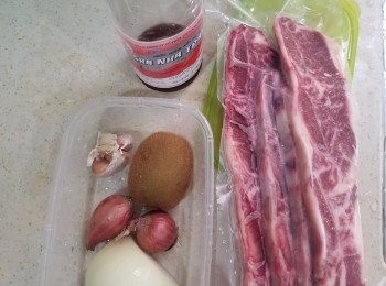 step1: Cline今日煮最like的香煎泰式牛仔骨，先將冰鮮牛仔骨解凍，隔袋用流動水沖下就可以加速解凍，然後用水沖一沖牛仔骨隔乾水，將牛仔骨一條切開3小塊，放進密實袋/膠袋準備醃肉