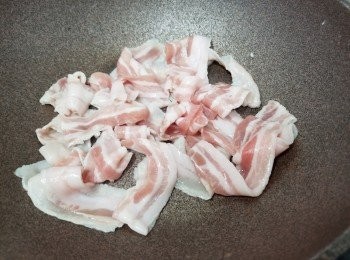 step3: 大火燒熱個鑊，再一片片放豬肉片落鑊煎，
煎時吾好動再等2分鐘，再番去另一面煎1分鐘至金黃色