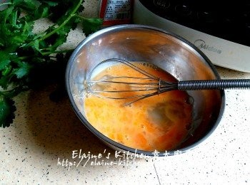 step6: 期間將餘下一隻鴨蛋拌勻成蛋液