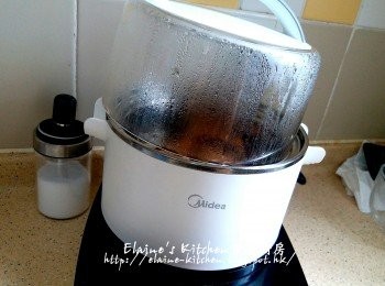 step5: 15分鐘後將火力調低至300 , 煮約數分鐘後開少少蓋 , 時間調至1小時繼續煮