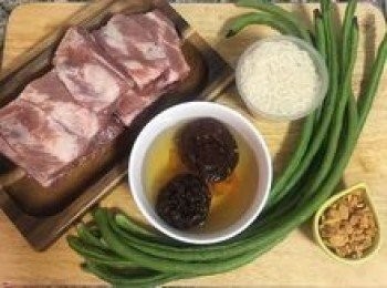step1: 香菇與蝦米洗凈，用冷水泡軟；排骨沖洗後瀝乾；白米洗凈備用。