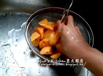 step4: 雞蛋黃蕃薯去皮切件 , 薑去皮切絲 , 蕃薯用水沖一沖洗及瀝乾