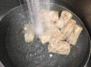 step4: 排骨沖水洗凈後備用；
