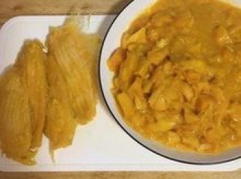 step8: 接著用湯匙將芒果皮上剩下的果肉刮下，並將芒果籽上的果肉ㄧ樣用湯匙刮下；