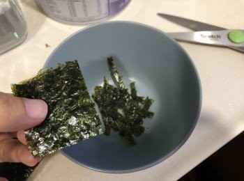 step2: 紫菜剪成幼長條，備用