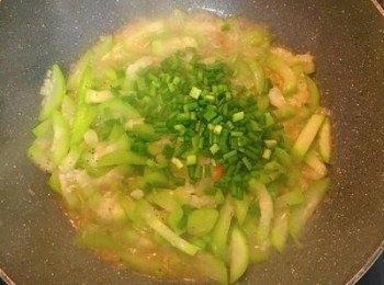 step9: 開蓋試味道和軟硬度，略微調後，下蔥綠炒勻即可。