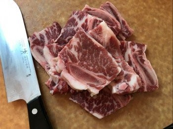 step2: 牛仔骨解凍後洗浄，抹乾後切件，如有需要可用鬆肉鎚打鬆
**因為我揀選用作韓燒的牛仔骨，肉質比較嫰滑，無須打鬆**