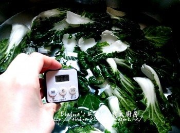 step4: 大白菜去蒂 , 加少許鹽及水浸過面靜待10分鐘