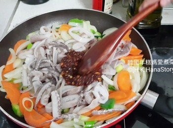 step10: 然後加入魷魚及準備好的<span class="group_2">醬料</span>，