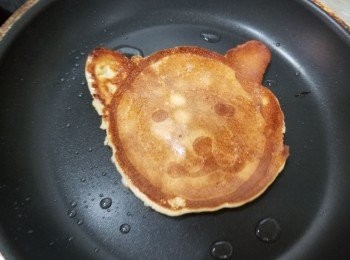 step4: 最後反轉煎大約1分鐘關火就可上碟，
如此類推，
但一個小技巧就是每煎完一塊熱香餅要轉小火，
等煎pan冷卻一下，刷油再唧粉漿再煎，
咁樣就易d控制火候