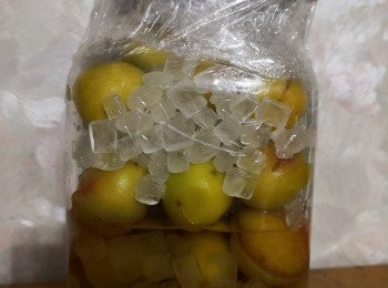 step3: 梅椗用牙籤挑走就再用刀介一下方便出味， 然後一層梅一層冰糖間隔著鋪排 最後倒入酒並將樽口密封保存三個月之後便可以飲用