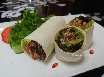 step4: 把兩片方型粟米薄餅重疊，舖上沙律菜及適量肉碎;  把粟米薄餅捲成卷狀，以牙籤封口，切開便可進食。