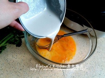 step4: 兩隻鴨蛋放入大碗內拌勻 , 倒入蕃薯粉 , 逐一加入鹽 , 糖 , 魚露及胡椒粉調味