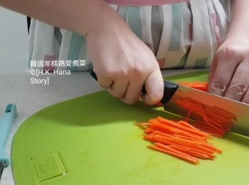 step7: 把1/3條紅蘿蔔切幼絲