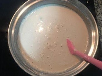 step6: 接著在椰奶中加入糖、鹽和泡過水的洋菜粉，小火煮開，邊煮邊攪拌以免焦底喔！