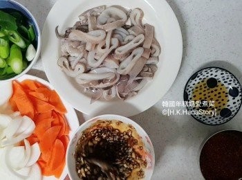 step8: 現在準備<span class="group_2">醬料</span>，把蒜蓉、糖、豉油、韓國辣醬和韓國辣椒粉拌勻，