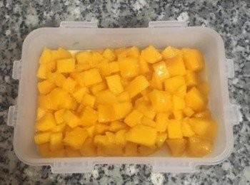 step9: 取出已凝結的椰奶果凍擺上芒果丁；