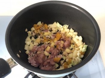 step3: 下油先爆香蒜蓉，落南瓜、蘋果、蘑菇、椰菜花略煮 及 炒散開