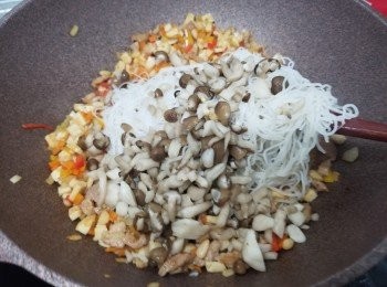 step4: 轉中火落米粉+日本菇仔粒落鑊繼續炒至均勻