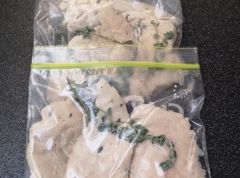 step2: 分成一包包，按個人需要份量包裝好，再放入百里香，排走袋內空氣。