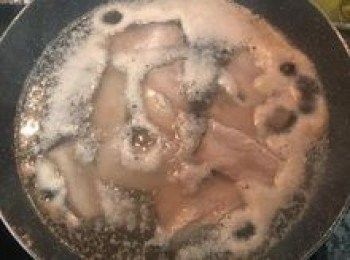 step3: 排骨入冷水，中小火煮出血水和雜質，