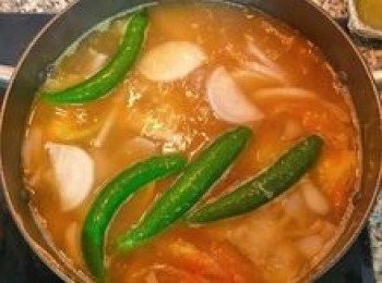 step11: 接著放入青辣椒（或青龍）一起煮滾，讓青辣椒香味釋出；