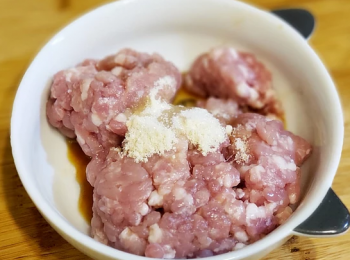 step1: 先把肉碎加入白酒、雞粉、豉油、糖、麻油拌勻